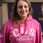 Alice Cometti presidente CUSPO vista di fronte con indosso la felpa del CUS Piemonte Orientale di colore fuxia