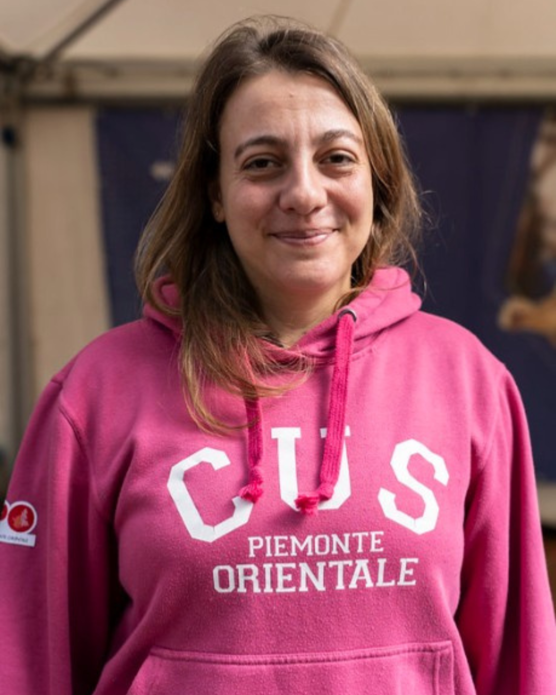Alice Cometti presidente CUSPO vista di fronte con indosso la felpa del CUS Piemonte Orientale di colore fuxia